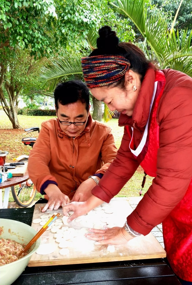 喜欢住在风景里,杨明玮和吴炳香还喜欢到附近农贸市场买老百姓自己种